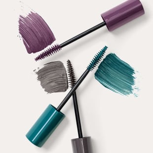 Mascara von Dr. Hauschka Naturkosmetik mit lila, grau und türkis Bürstenstrichen
