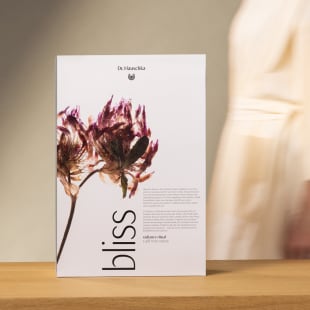 Bliss Adventskalender von Dr. Hauschka Naturkosmetik mit getrockneter Blume