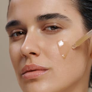 Bergkristall Gesichtsöl von Dr. Hauschka Naturkosmetik, Pipette auf Wange