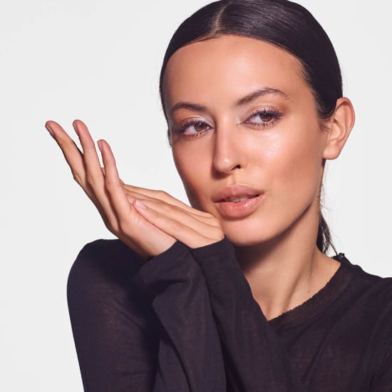 Atmosphärisches Porträt einer Frau mit betonten Wimpern