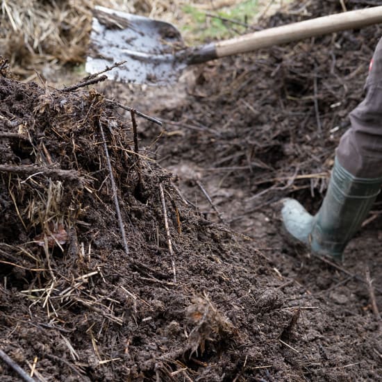 Komposthaufen mit Schaufel und Gummistiefel, Heilpflanzengarten für Dr. Hauschka Naturkosmetik