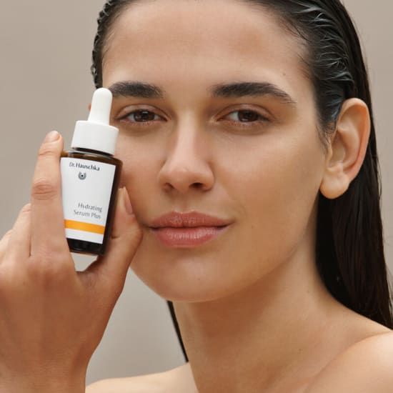 Hydrating Serum Plus 30ml von Dr. Hauschka Naturkosmetik, von Modell gehalten