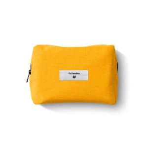 Gelbe Kosmetiktasche mit Label Dr. Hauschka Naturkosmetik