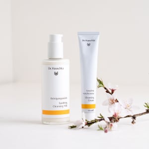 Reinigungsmilch von Dr. Hauschka Naturkosmetik und Gesichtswaschcreme mit Blütenzweig