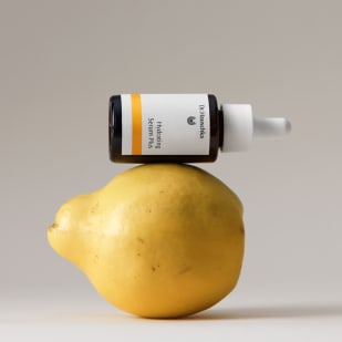 Dr. Hauschka Naturkosmetik Hydrating Serum Plus in brauner Pipettenflasche auf Quitte