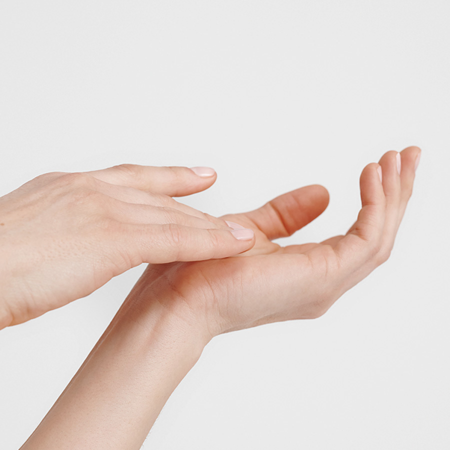 Dr. Hauschka Regeneration Handbalsam: für ein seidig glattes Hautgefühl Dr. Hauschka Regeneration Handbalsam - Naturkosmetik