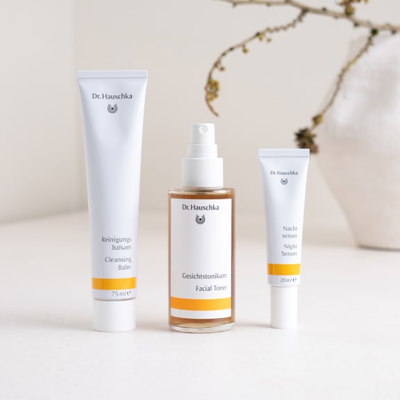 Reinigungsbalsam, Gesichtstonikum und Nachtserum von Dr. Hauschka Naturkosmetik