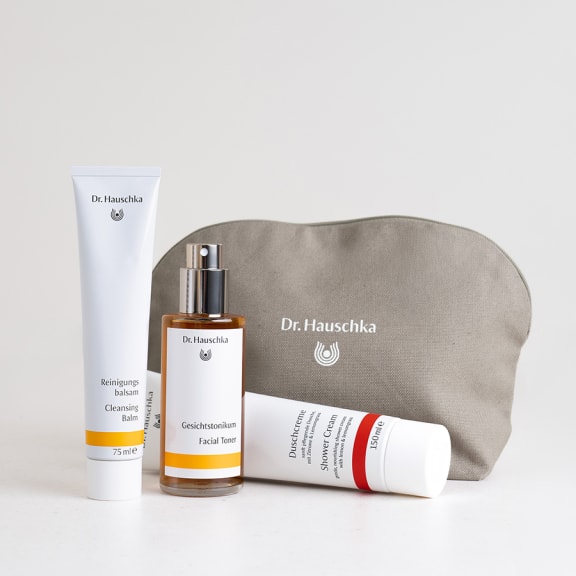 Gesichtstonikum-Flasche mit Reinigungsbalsam, Duschcreme und Kosmetiktasche von Dr. Hauschka Naturkosmetik
