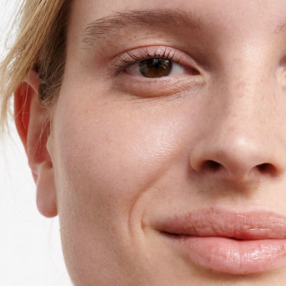 Nahaufnahme eines Frauengesichts, atmosphärisches Bild