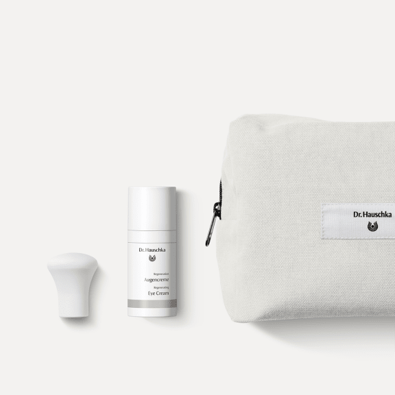 Regeneration Augencreme von Dr. Hauschka Naturkosmetik neben Applikator und Stofftasche