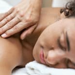 Tunnelmallinen kuva selkähieronnasta