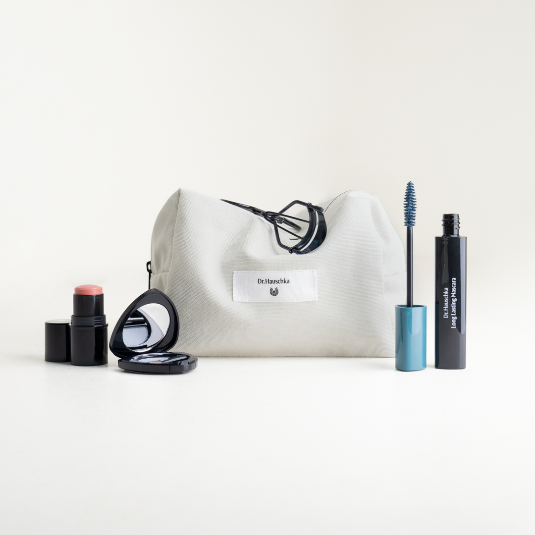 Kosmetiktasche mit Label Dr. Hauschka Naturkosmetik, blauer Mascara, Wimpernzange, Rouge-Stick und Lidschatten