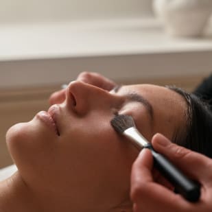 Atmosphärisches Bild mit zwei Personen bei Gesichtsbehandlung