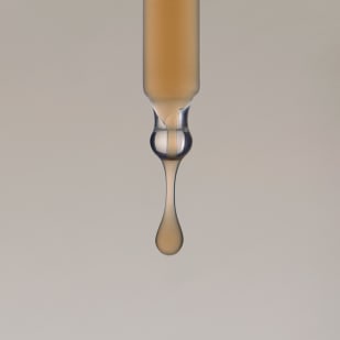Bergkristall-Tropfen von Dr. Hauschka Naturkosmetik, Pipette mit bernsteinfarbenem Serum