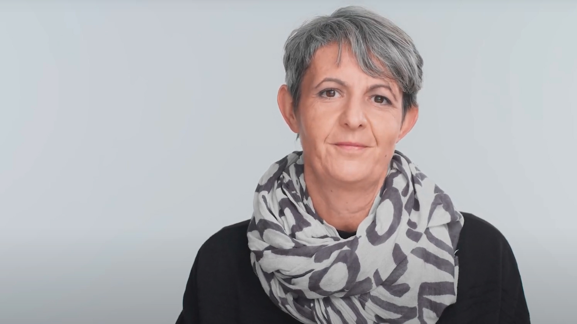 Porträt einer Frau im Video zum Thema trockene Kopfhaut