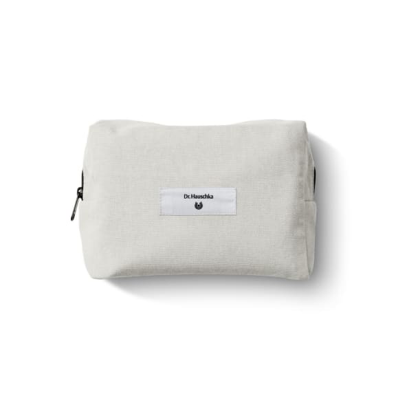 Kosmetiktasche aus Stoff mit Dr. Hauschka Naturkosmetik-Label, offwhite
