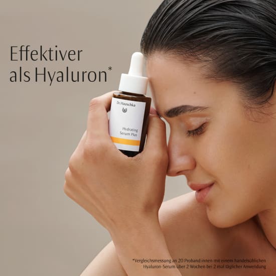 Hydrating Serum Plus – Dr. Hauschka Naturkosmetik, Pipettenflasche am Gesicht