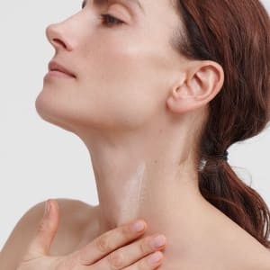 Dr. Hauschka Regenerating Neck and Décolleté Cream - Firms, refines and tones