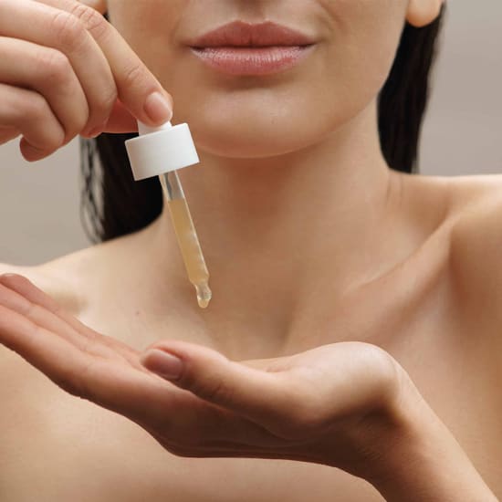 Bergkristall Serum von Dr. Hauschka Naturkosmetik, Pipette tropft in Hand