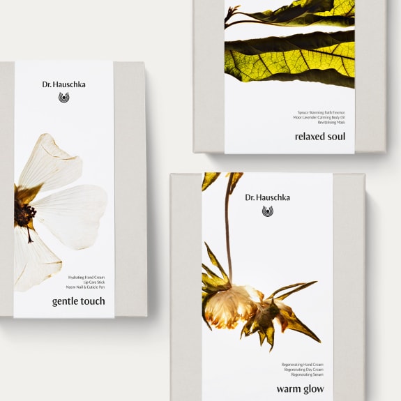 Dr. Hauschka Naturkosmetik Geschenksets 'gentle touch', 'warm glow', 'relaxed soul' mit floraler Illustration