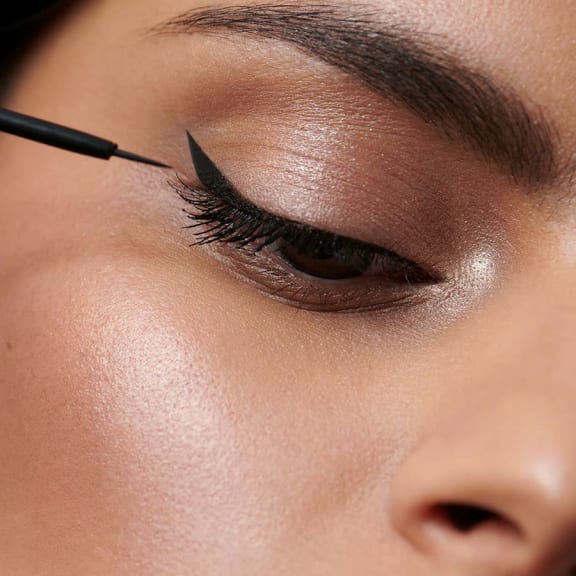 Liquid Eyeliner: natural cosmetics