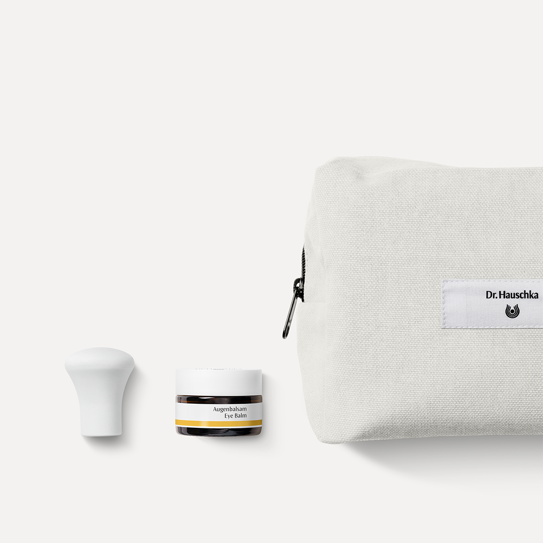 Augenbalsam von Dr. Hauschka Naturkosmetik in Glasdose mit Tasche und Applikator