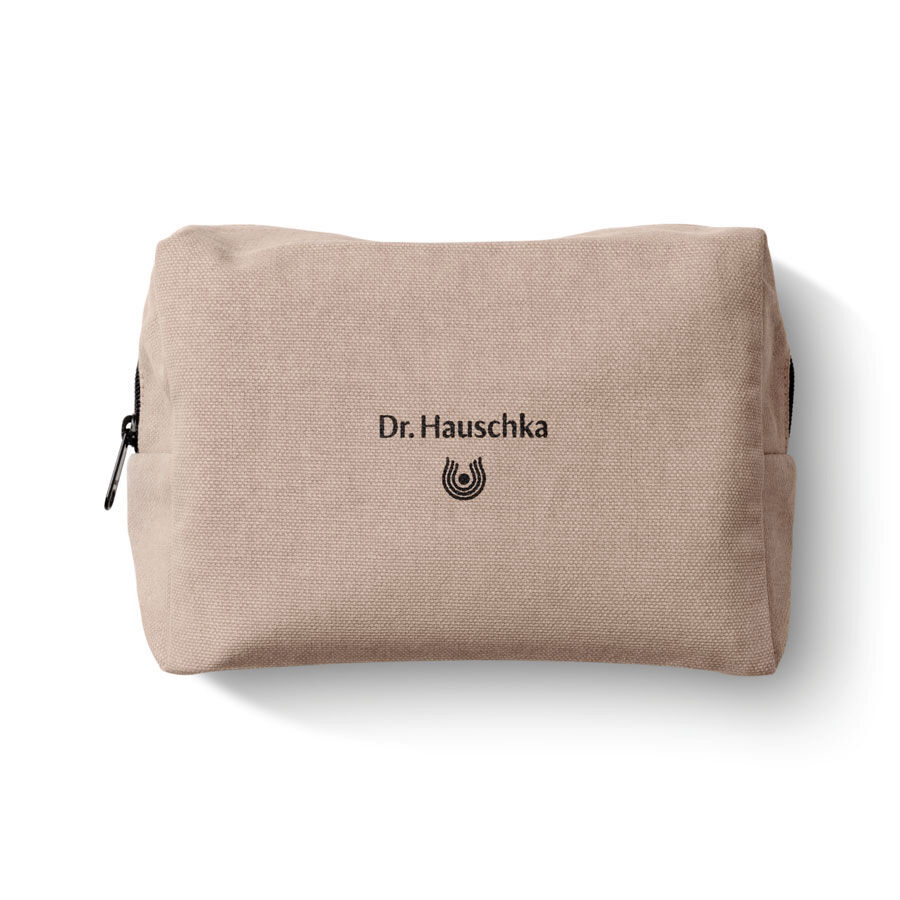 Dunkle altrosa Kosmetiktasche mit Schriftzug Dr. Hauschka Naturkosmetik
