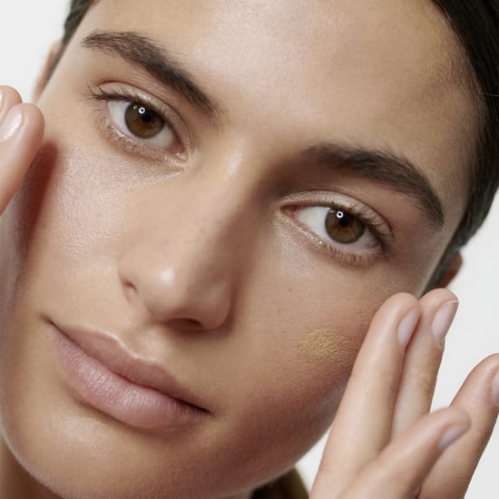 Atmosphärisches Bild einer Frau beim Schminken