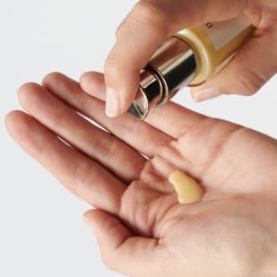 Tagesfluid von Dr. Hauschka Naturkosmetik, gelblich-cremige Textur in der Hand