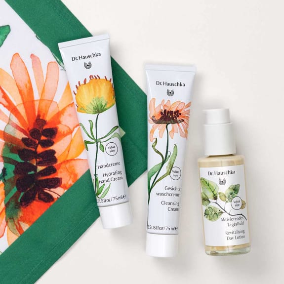 Handcreme-Tube, Gesichtswaschcreme-Tube und Aktivierendes Tagesfluid von Dr. Hauschka Naturkosmetik