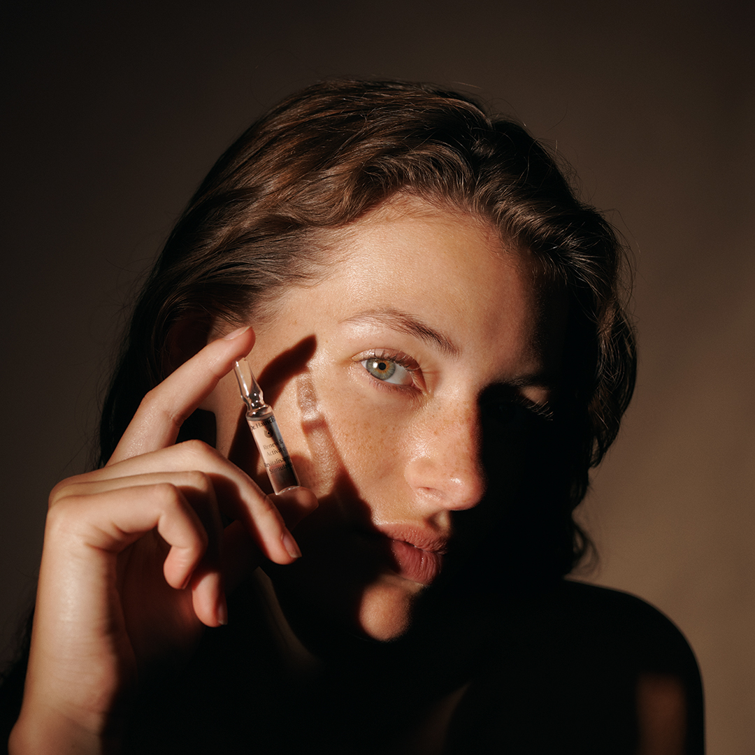 Atmosphärisches Bild einer Frau mit Dr. Hauschka Naturkosmetik-Ampulle