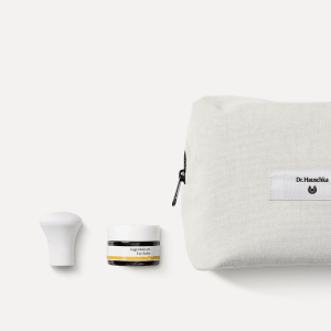Augenbalsam von Dr. Hauschka Naturkosmetik in Glasdose mit Tasche und Applikator