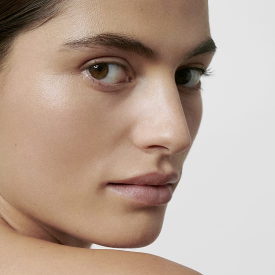 Atmosphärisches Porträt einer Frau im No-Make-up-Look