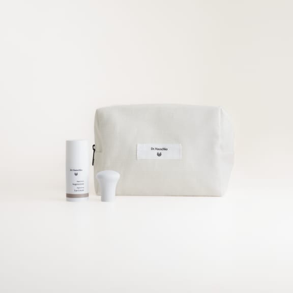 Augencreme Dr. Hauschka Naturkosmetik in weißer Flasche mit Kulturbeutel