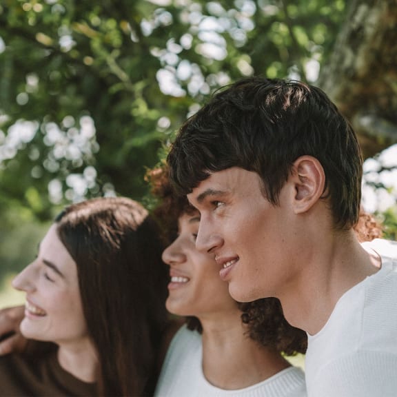 Atmosphärisches Bild mit drei Menschen