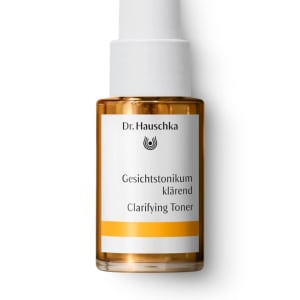 Gesichtstonikum klärend von Dr. Hauschka Naturkosmetik, braune Glasflasche mit weißer Pumpe