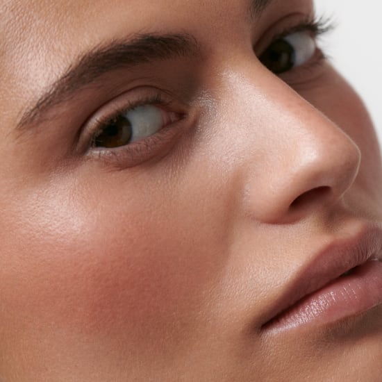 Atmosphärisches Porträt einer Frau im No-Makeup-Look