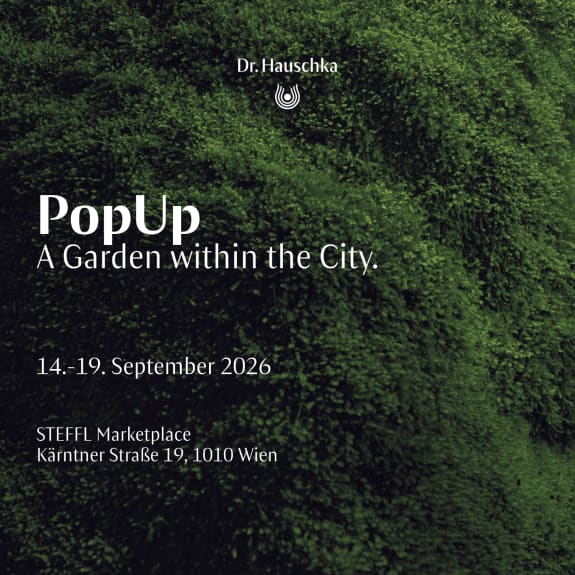 Dr. Hauschka Naturkosmetik Logo auf Mooswand mit PopUp-Eventtext