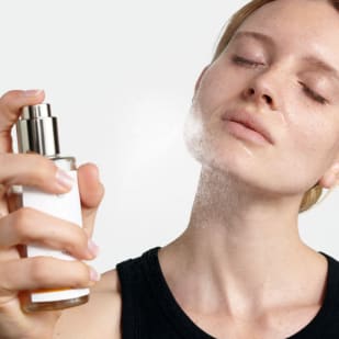 Gesichtstonikum von Dr. Hauschka Naturkosmetik, Frau sprüht ihr Gesicht