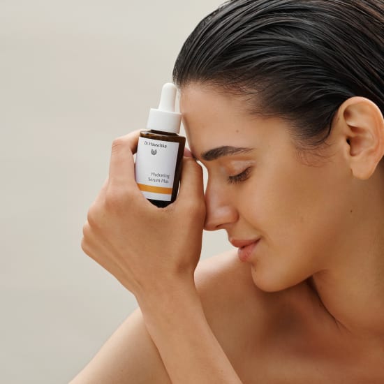 Hydrating Serum Plus von Dr. Hauschka Naturkosmetik, 30 ml Tropfflasche nah am Gesicht