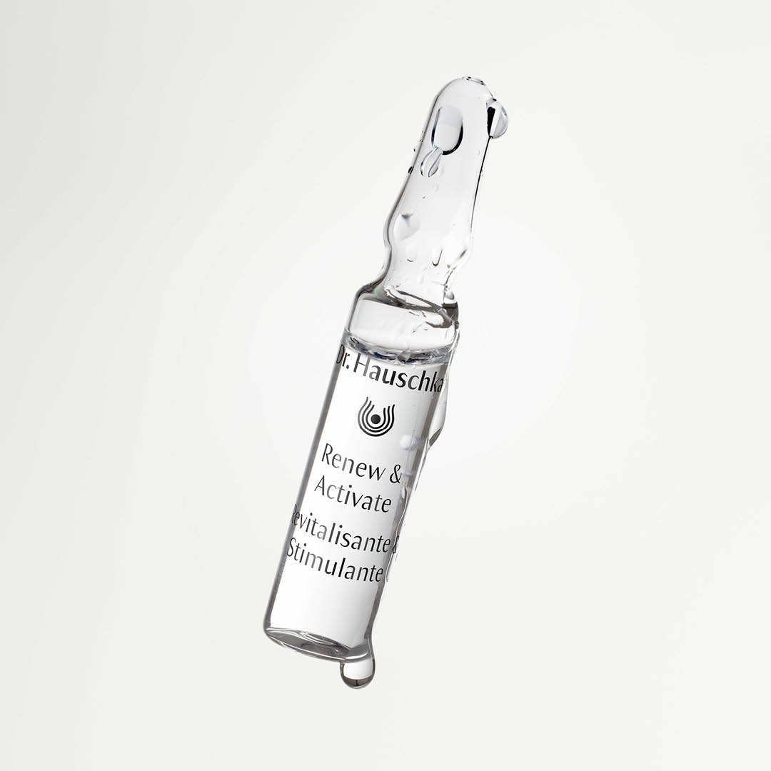 Renew & Activate Ampulle von Dr. Hauschka Naturkosmetik, klare Serumampulle mit Tropfen