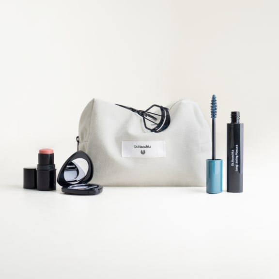 Kosmetiktasche mit Label Dr. Hauschka Naturkosmetik, blauer Mascara, Wimpernzange, Rouge-Stick und Lidschatten
