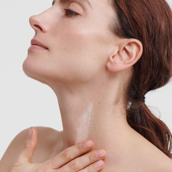 Dr. Hauschka Regeneration Hals und Dekolletécreme - Straffende Pflege, reduziert Fältchen