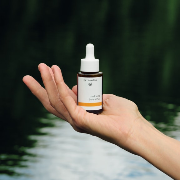 Hydrating Serum Plus Tropfflasche von Dr. Hauschka Naturkosmetik in Hand