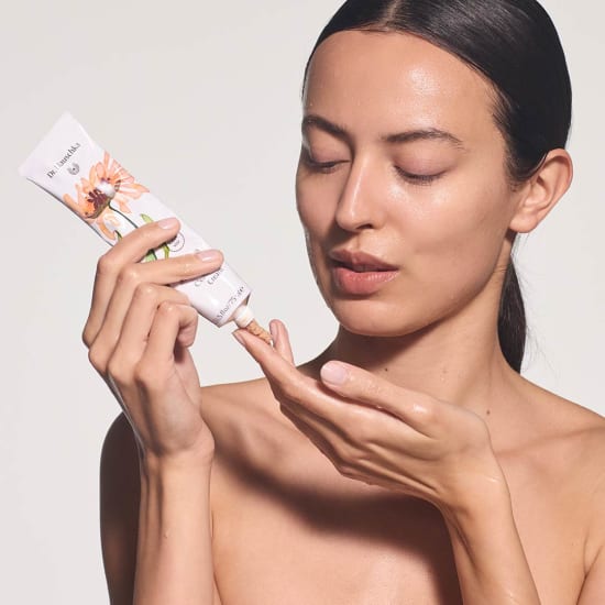 Gesichtswaschcreme von Dr. Hauschka Naturkosmetik, Tube mit Blumenmotiv, auf den Finger gedrückt