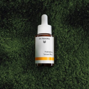 Hydrating Serum Plus von Dr. Hauschka Naturkosmetik in brauner Pipettenflasche