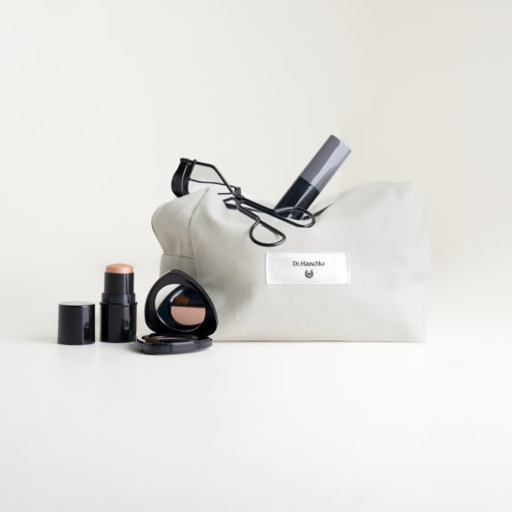 Dr. Hauschka Naturkosmetik: Kosmetiktasche mit Foundation-Stick und Puder