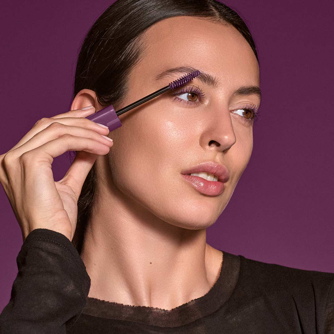 Atmosphärisches Bild: Frau mit Dr. Hauschka Naturkosmetik Wimpernbürste