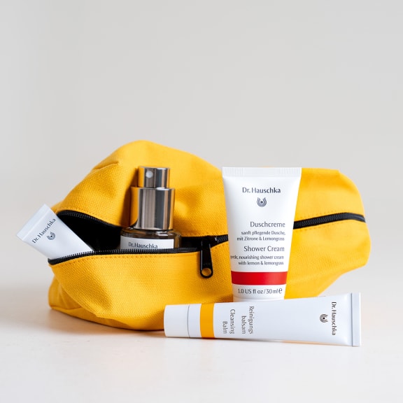 Duschcreme Tube von Dr. Hauschka Naturkosmetik mit gelber Tasche