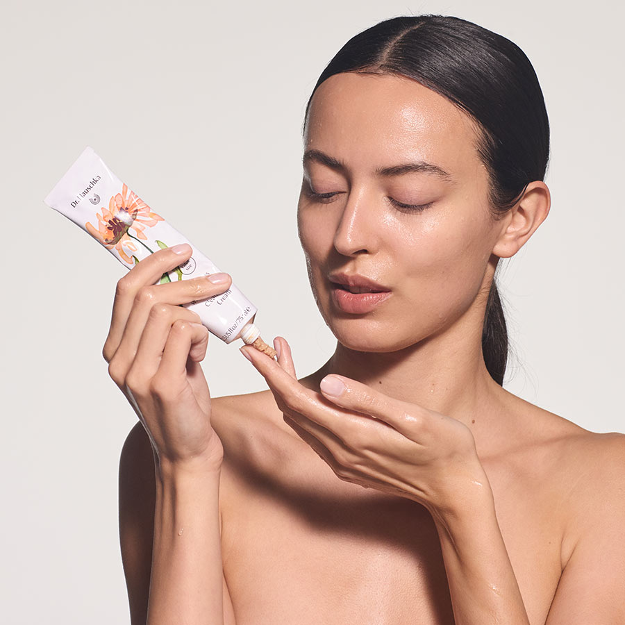 Dr. Hauschka Gesichtswaschcreme – Limited Edition zum Vorteilspreis: 50 % mehr Inhalt für eine gründliche, sanfte Reinigung. Dr. Hauschka Gesichtswaschcreme – Limited Edition zum Vorteilspreis: 50 % mehr Inhalt für eine gründliche, sanfte Reinigung.